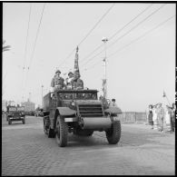 Défilé des Half-track de la 2e DIM (division mécanique motorisée) à Alger lors des commémorations du 18 juin 1940.