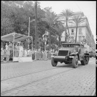 Défilé des Half-track de la 2e DIM (division mécanique motorisée) à Alger lors des commémorations du 18 juin 1940.