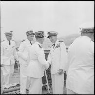 Arrivée à Alger du vice-amiral Auboyneau, nouveau commandant en chef des Forces Maritimes Françaises en Méditerranée.