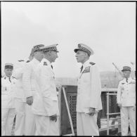 Arrivée à Alger du vice-amiral Auboyneau, nouveau commandant en chef des Forces Maritimes Françaises en Méditerranée.
