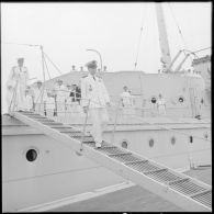 Arrivée à Alger du vice-amiral Auboyneau, nouveau commandant en chef des Forces Maritimes Françaises en Méditerranée.