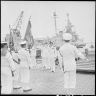 Arrivée à Alger du vice-amiral Auboyneau, nouveau commandant en chef des Forces Maritimes Françaises en Méditerranée.