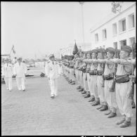 Arrivée à Alger du vice-amiral Auboyneau, nouveau commandant en chef des Forces Maritimes Françaises en Méditerranée.