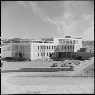 Bâtiments et enseignements à l'EMAT/AFN (Ecole militaire annexe des Transmissions d'Afrique du Nord) à Ben-Aknoun.