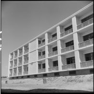 Bâtiments et enseignements à l'EMAT/AFN (Ecole militaire annexe des Transmissions d'Afrique du Nord) à Ben-Aknoun.