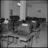Salle de classe des Transmissions à l'EMAT/AFN (Ecole militaire annexe des Transmissions d'Afrique du Nord) à Ben-Aknoun.