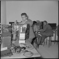 Salle de classe des Transmissions à l'EMAT/AFN (Ecole militaire annexe des Transmissions d'Afrique du Nord) à Ben-Aknoun.