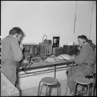 Salle de classe des Transmissions à l'EMAT/AFN (Ecole militaire annexe des Transmissions d'Afrique du Nord) à Ben-Aknoun.