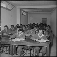 Salle de classe des Transmissions à l'EMAT/AFN (Ecole militaire annexe des Transmissions d'Afrique du Nord) à Ben-Aknoun.