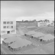 Tentes supplémentaires, logements et cours à la nouvelle école de l'EMAT/AFN (Ecole militaire annexe des Transmissions) à Beni-Messous.