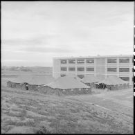 Tentes supplémentaires, logements et cours à la nouvelle école de l'EMAT/AFN (Ecole militaire annexe des Transmissions) à Beni-Messous.