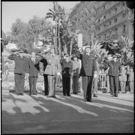 Cérémonie du 11 novembre au monument aux morts et à la stèle aux marins à Alger en présence de Jacques Soustelle.