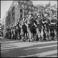 Cérémonie du 11 novembre au monument aux morts et à la stèle aux marins à Alger en présence de Jacques Soustelle.