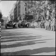 Cérémonie du 11 novembre au monument aux morts et à la stèle aux marins à Alger en présence de Jacques Soustelle.