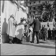 Cérémonie du 11 novembre au monument aux morts et à la stèle aux marins à Alger en présence de Jacques Soustelle.