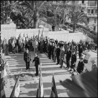 Cérémonie du 11 novembre au monument aux morts et à la stèle aux marins à Alger en présence de Jacques Soustelle.