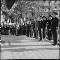 Cérémonie du 11 novembre au monument aux morts et à la stèle aux marins à Alger en présence de Jacques Soustelle.