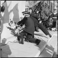 Cérémonie du 11 novembre au monument aux morts et à la stèle aux marins à Alger en présence de Jacques Soustelle.