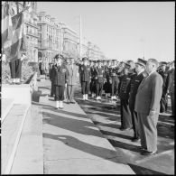 Cérémonie du 11 novembre au monument aux morts et à la stèle aux marins à Alger en présence de Jacques Soustelle.