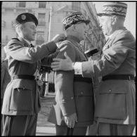 Cérémonie du 11 novembre au monument aux morts et à la stèle aux marins à Alger en présence de Jacques Soustelle.