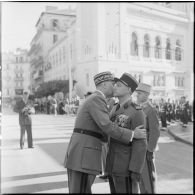 Cérémonie du 11 novembre au monument aux morts et à la stèle aux marins à Alger en présence de Jacques Soustelle.