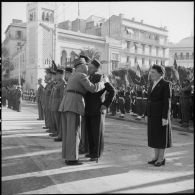 Cérémonie du 11 novembre au monument aux morts et à la stèle aux marins à Alger en présence de Jacques Soustelle.