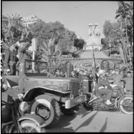 Cérémonie du 11 novembre au monument aux morts et à la stèle aux marins à Alger en présence de Jacques Soustelle.