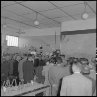 Visite du général Massu aux anciens de la 2e DB au Free French Club d'Alger.