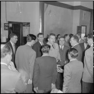 Visite du général Massu aux anciens de la 2e DB au Free French Club d'Alger.