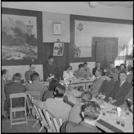 Visite du général Massu aux anciens de la 2e DB au Free French Club d'Alger.