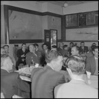 Visite du général Massu aux anciens de la 2e DB au Free French Club d'Alger.