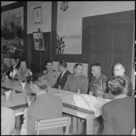 Visite du général Massu aux anciens de la 2e DB au Free French Club d'Alger.