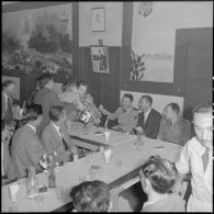 Visite du général Massu aux anciens de la 2e DB au Free French Club d'Alger.