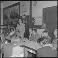 Visite du général Massu aux anciens de la 2e DB au Free French Club d'Alger.