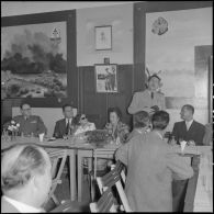 Visite du général Massu aux anciens de la 2e DB au Free French Club d'Alger.