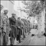 Cérémonie du 11 novembre au monument aux morts de Nédroma en présence de harkas.