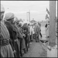 Cérémonie du 11 novembre au monument aux morts de Nédroma en présence de harkas.