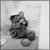 Repas d'un homme Algérien dans une mechta en Oranie.