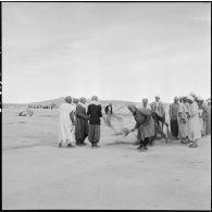 Entraînement physique et jeux pour les harkas de la région d'Oranie.