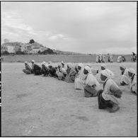 Entraînement physique et jeux pour les harkas de la région d'Oranie.
