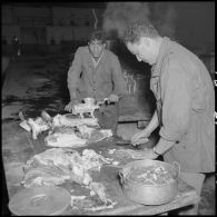 Préparation du repas dans une unité composée de rappelés stationnés dans une ferme près de Rivet (actuelle Meftah).