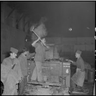 Cuisine roulante dans une unité de rappelés stationnés dans une ferme près de Rivet (actuelle Meftah).