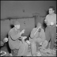 Repas dans une unité composée de rappelés stationnés dans une ferme près de Rivet (actuelle Meftah).