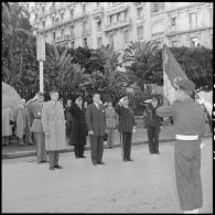 Cérémonie au monument aux morts d'Alger et ranimage de la flamme par Vincent Badie, ministre des Anciens combattants, en présence de Jacques Chevallier et Jacques Soustelle.