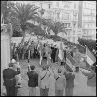 Cérémonie au monument aux morts d'Alger et ranimage de la flamme par Vincent Badie, ministre des Anciens combattants, en présence de Jacques Chevallier et Jacques Soustelle.