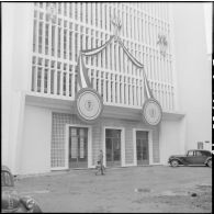 Inauguration d'un bâtiment à Alger par Vincent Badie, ministre des Anciens combattants, en présence de Jacques Chevallier et Jacques Soustelle.