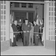 Inauguration d'un bâtiment à Alger par Vincent Badie, ministre des Anciens combattants, en présence de Jacques Chevallier et Jacques Soustelle.