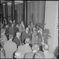Inauguration d'un bâtiment à Alger par Vincent Badie, ministre des Anciens combattants, en présence de Jacques Chevallier et Jacques Soustelle.