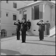 Le vice-amiral Oftsie commandant la 6e flotte américaine (US) en Méditerranée, à bord du croiseur "Des Moines". Escale à Alger.