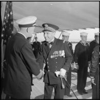 Alger. Visite du vice-amiral Auboyneau à bord du croiseur américain "Des Moines".